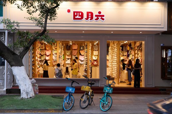 Maîtrisez l'art des jupes asymétriques : conseils essentiels pour une allure chic et raffinée